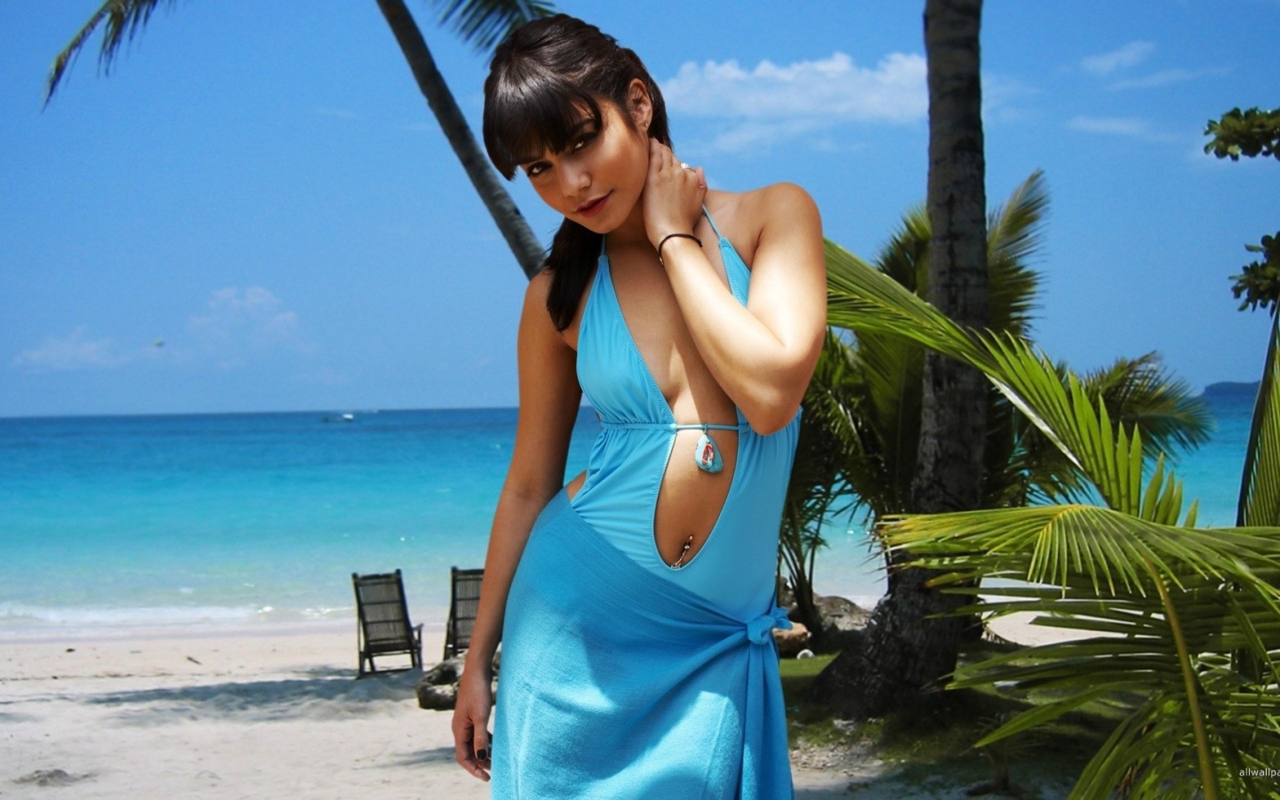 Модель Ванесса Хадженс в голубом платье