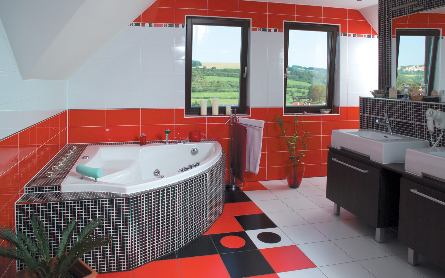 Красная плитка в ванной
