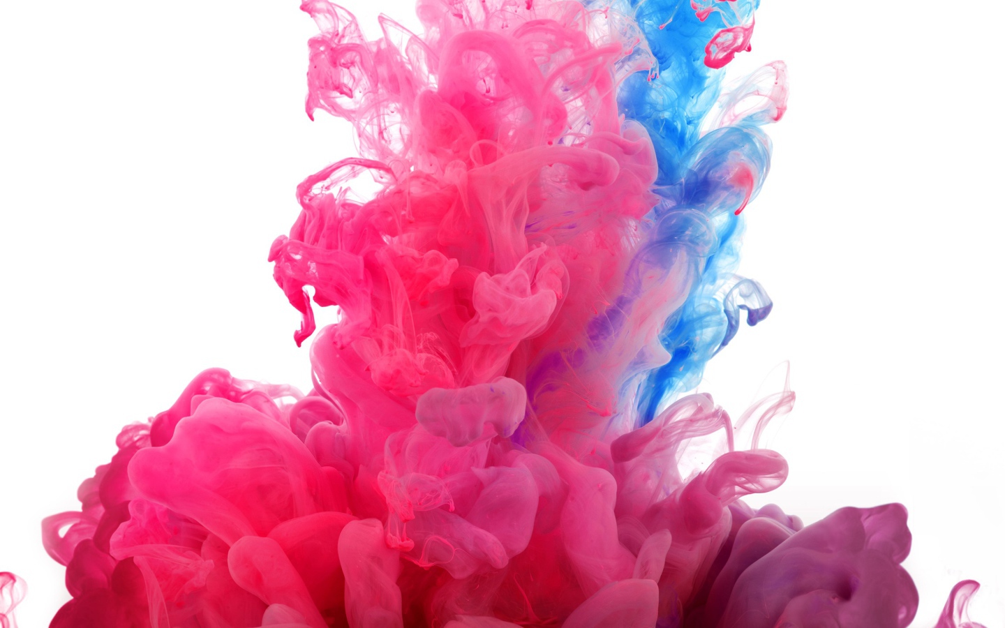 Разноцветный дым на белом фоне 