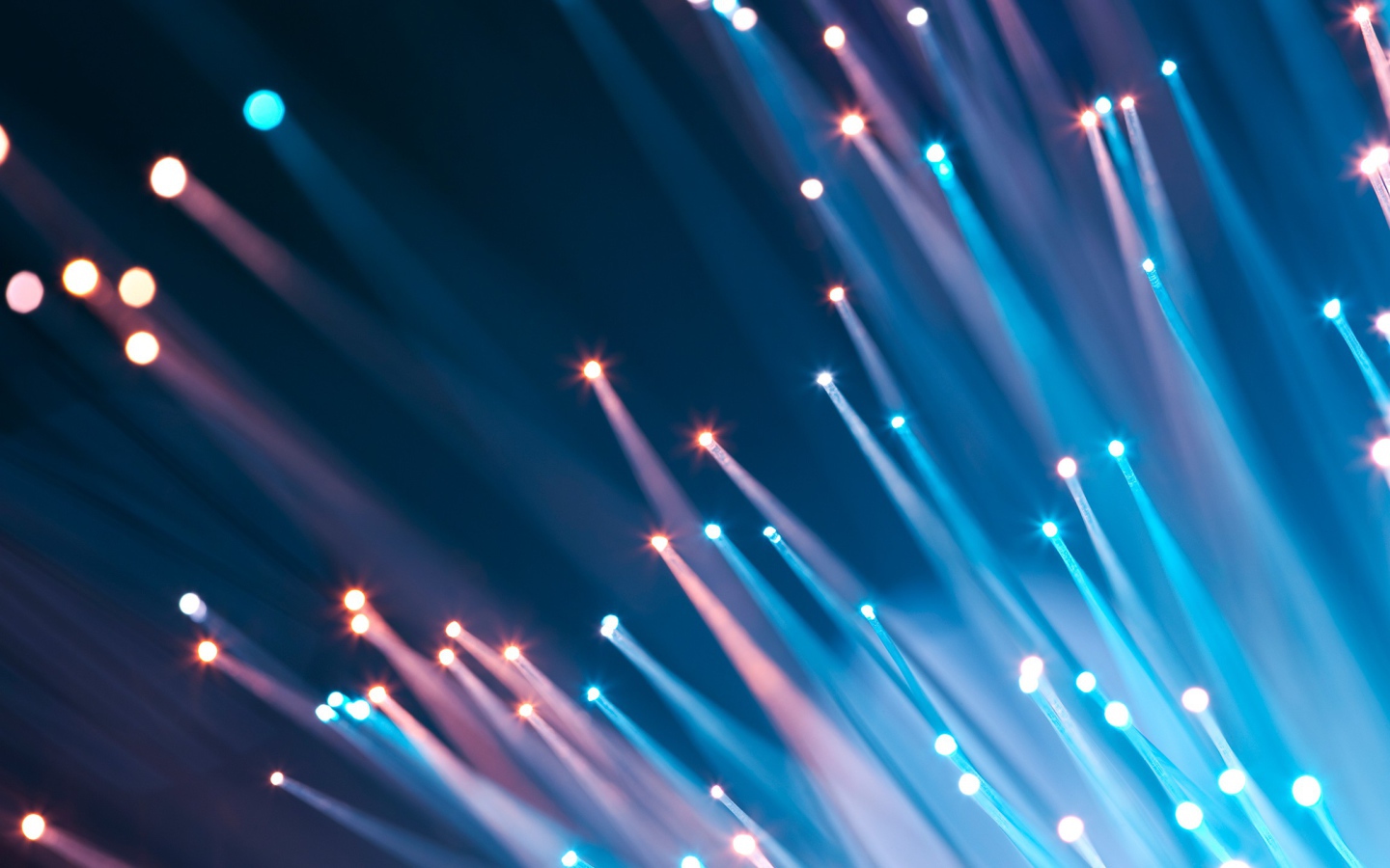 Светящиеся абстрактные разноцветные лучи 