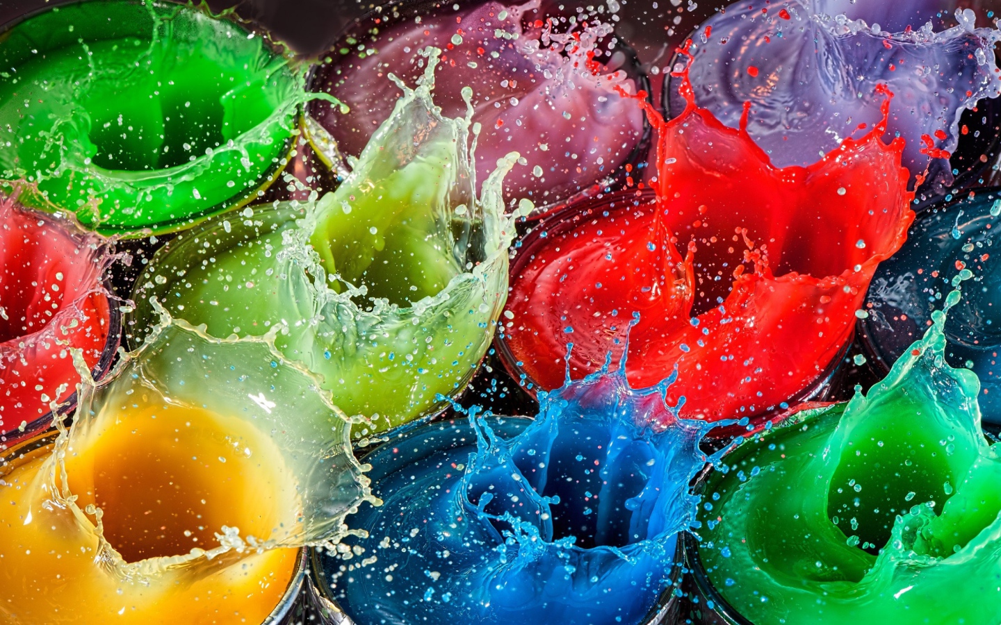Разноцветные брызги воды в стаканах