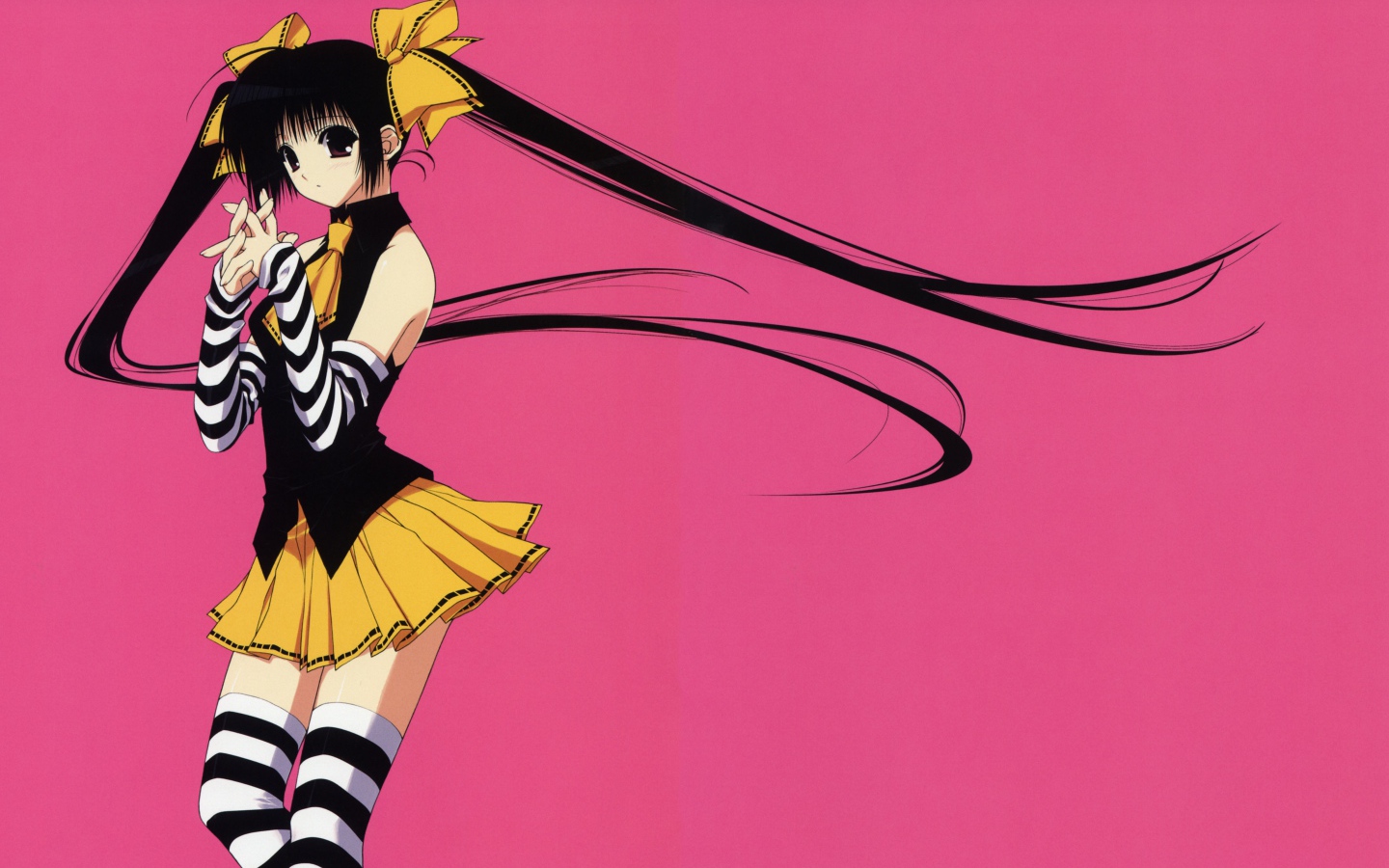 Девушка аниме с длинными черными волосами на розовом фоне
