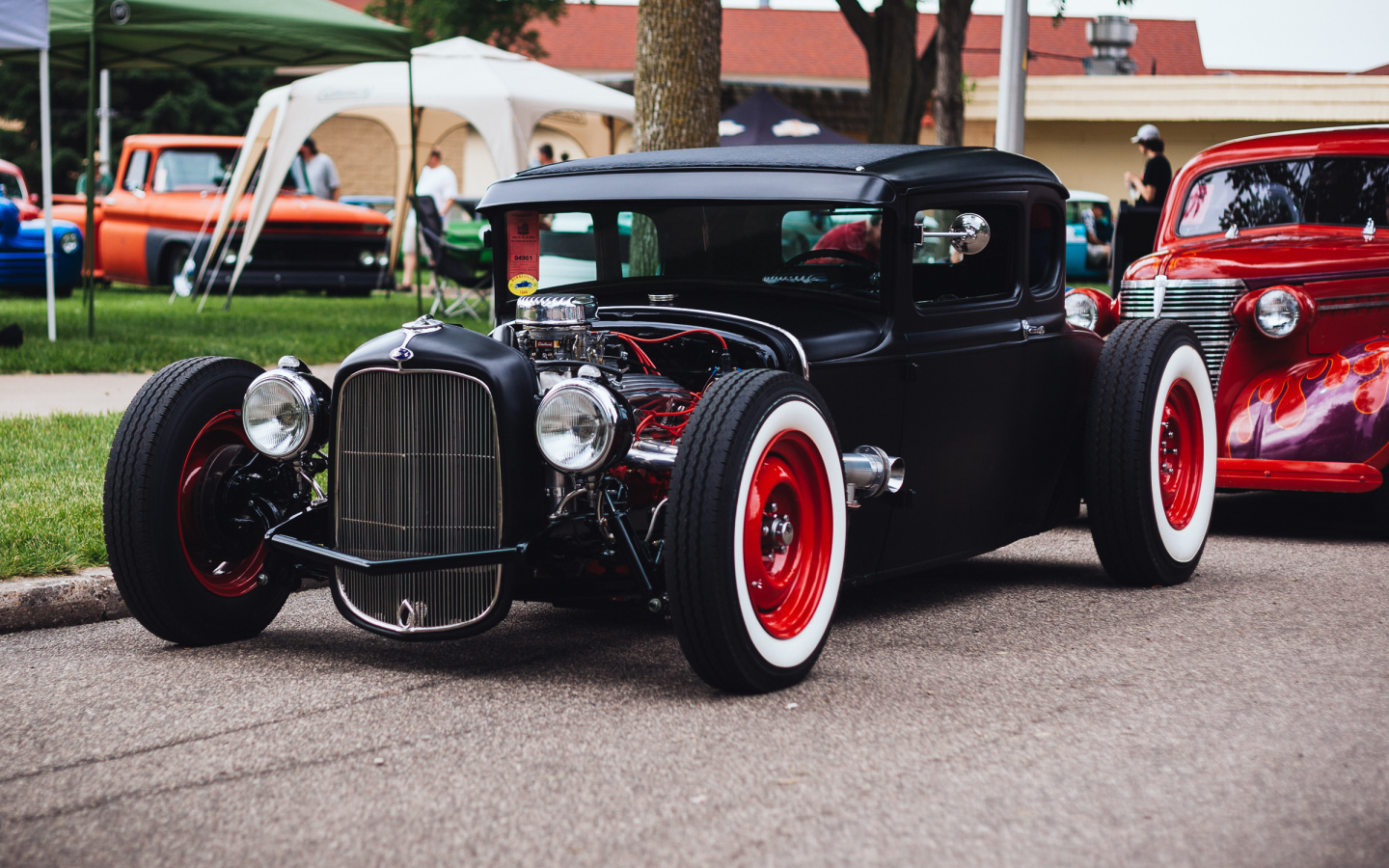 Черный ретро автомобиль  Хот-Род