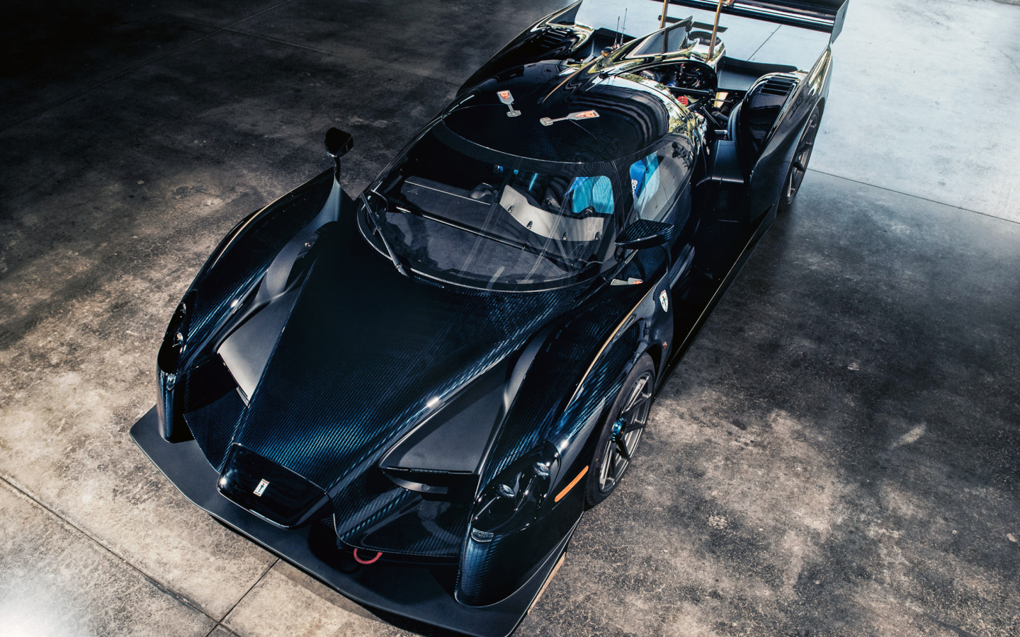 Черный спортивный автомобиль SCG 003CS Supercar