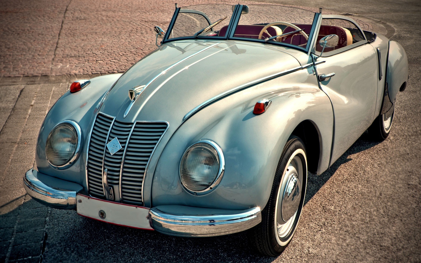 Серебристый ретро автомобиль IFA F9