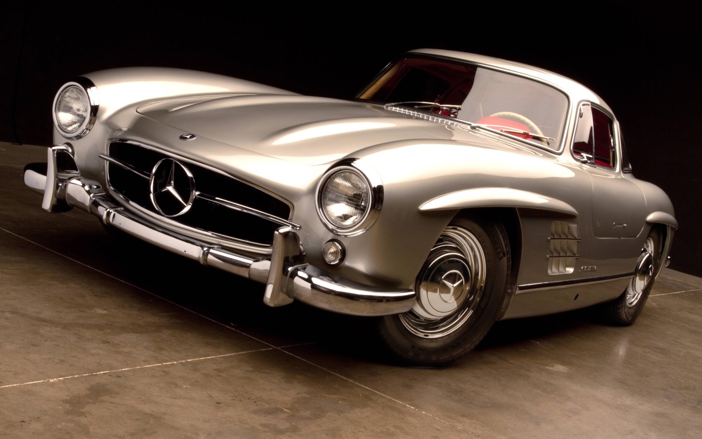 Серебристый ретро автомобиль Mercedes Benz 300 SL