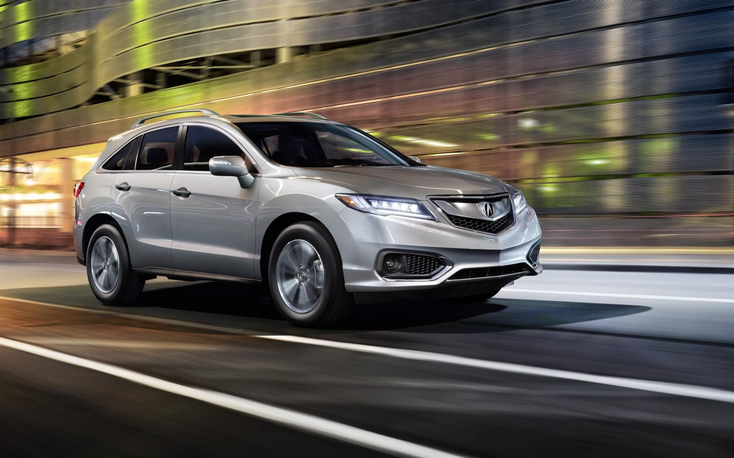 Серебристый внедорожник Acura RDX, 2018 на скорости