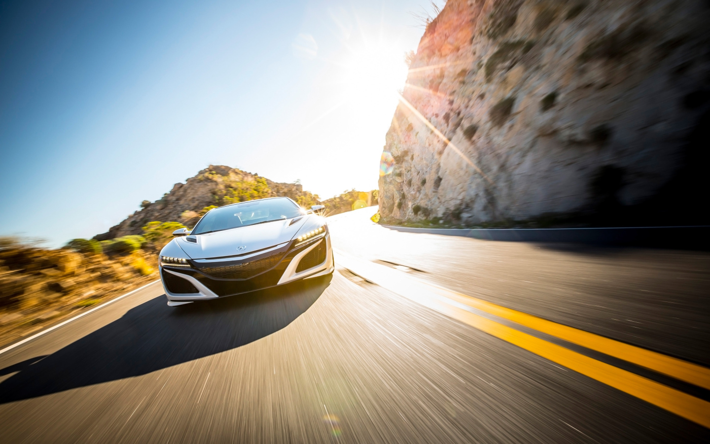 Спортивный автомобиль Acura NSX, 2017  на трассе под солнцем