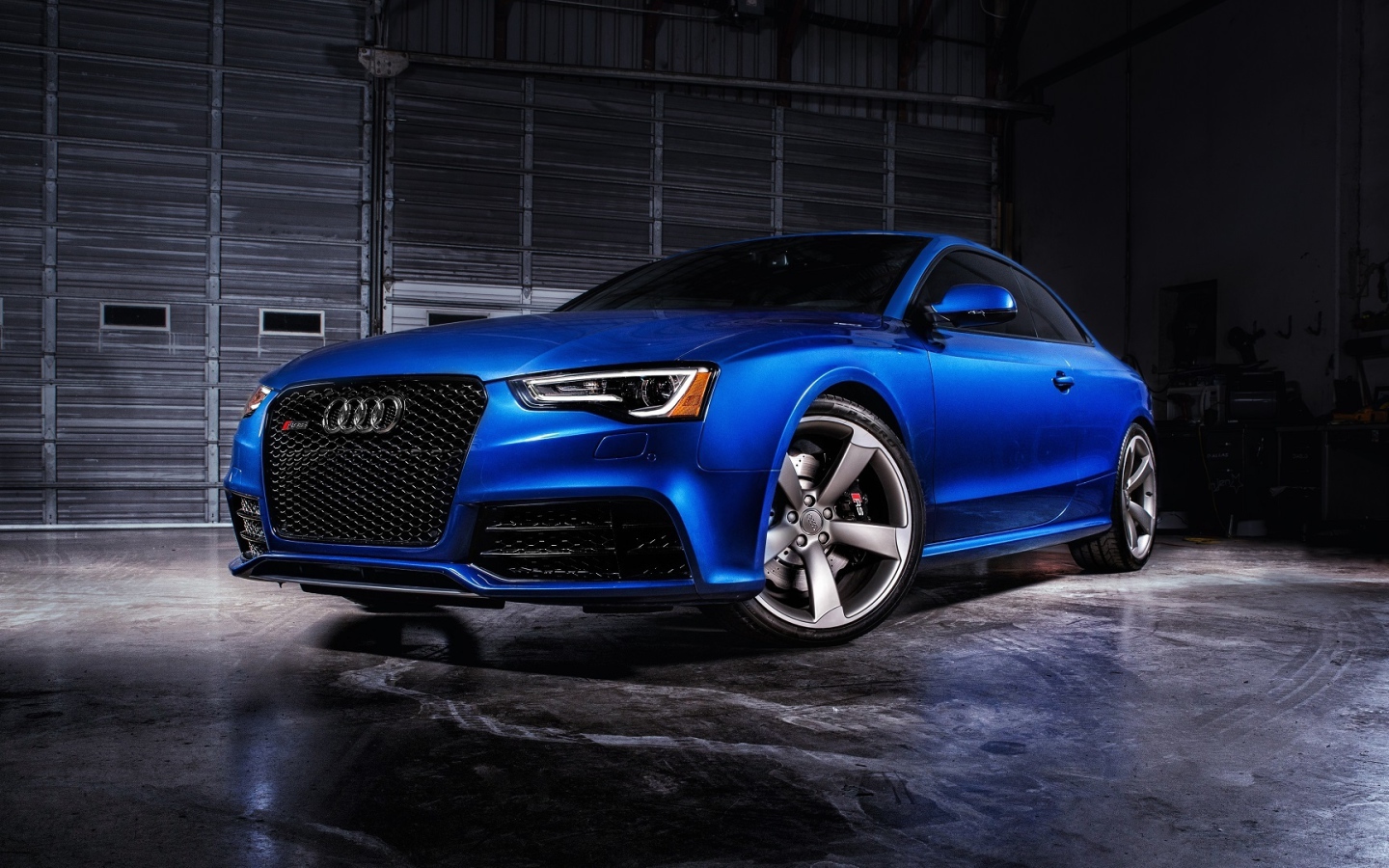 Синий спортивный автомобиль Audi RS5 