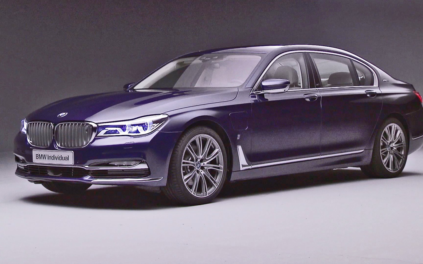 Фиолетовый BMW Individual 7 модель 2017 года