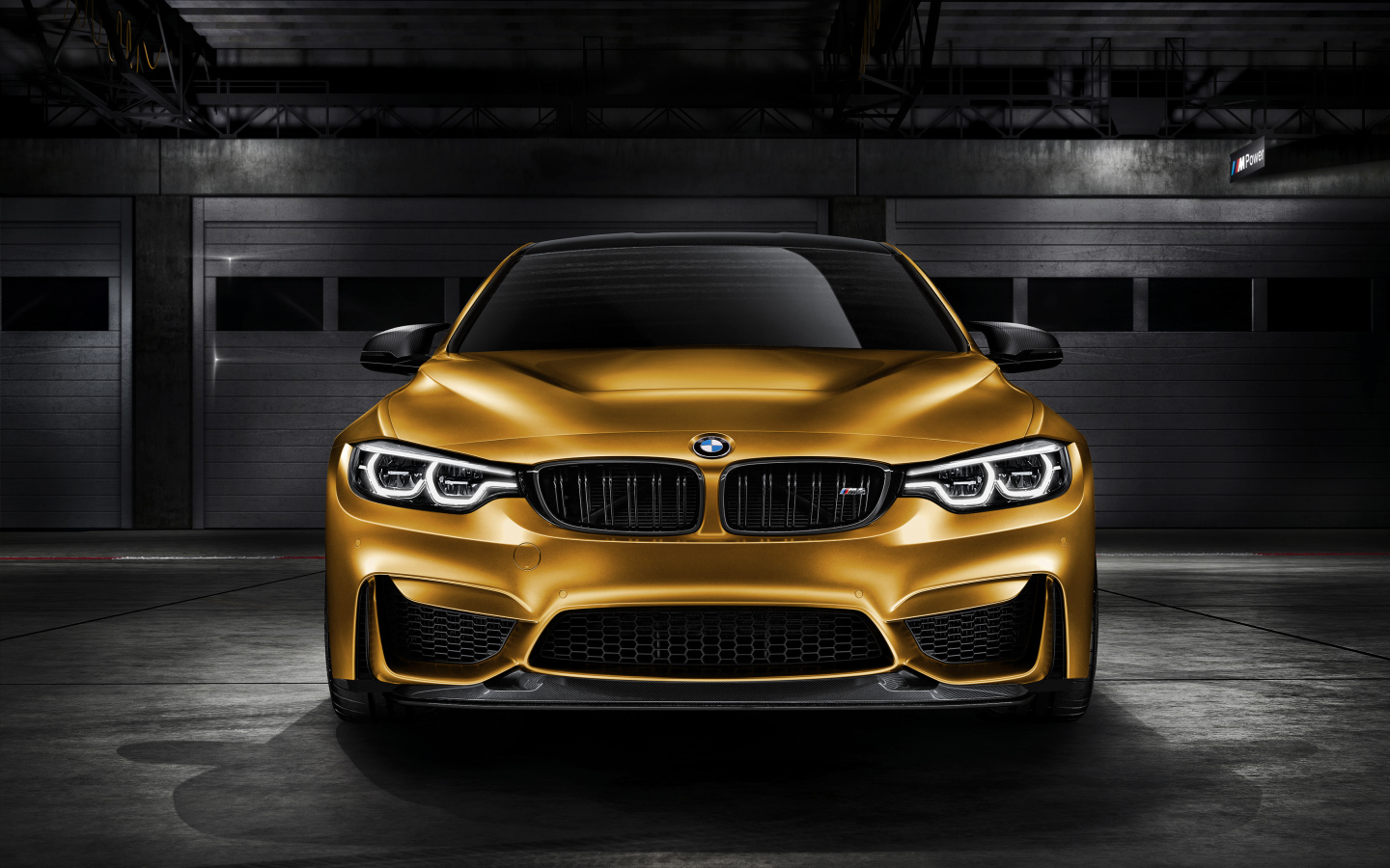 Автомобиль  BMW M4 GTS, 2018 вид спереди