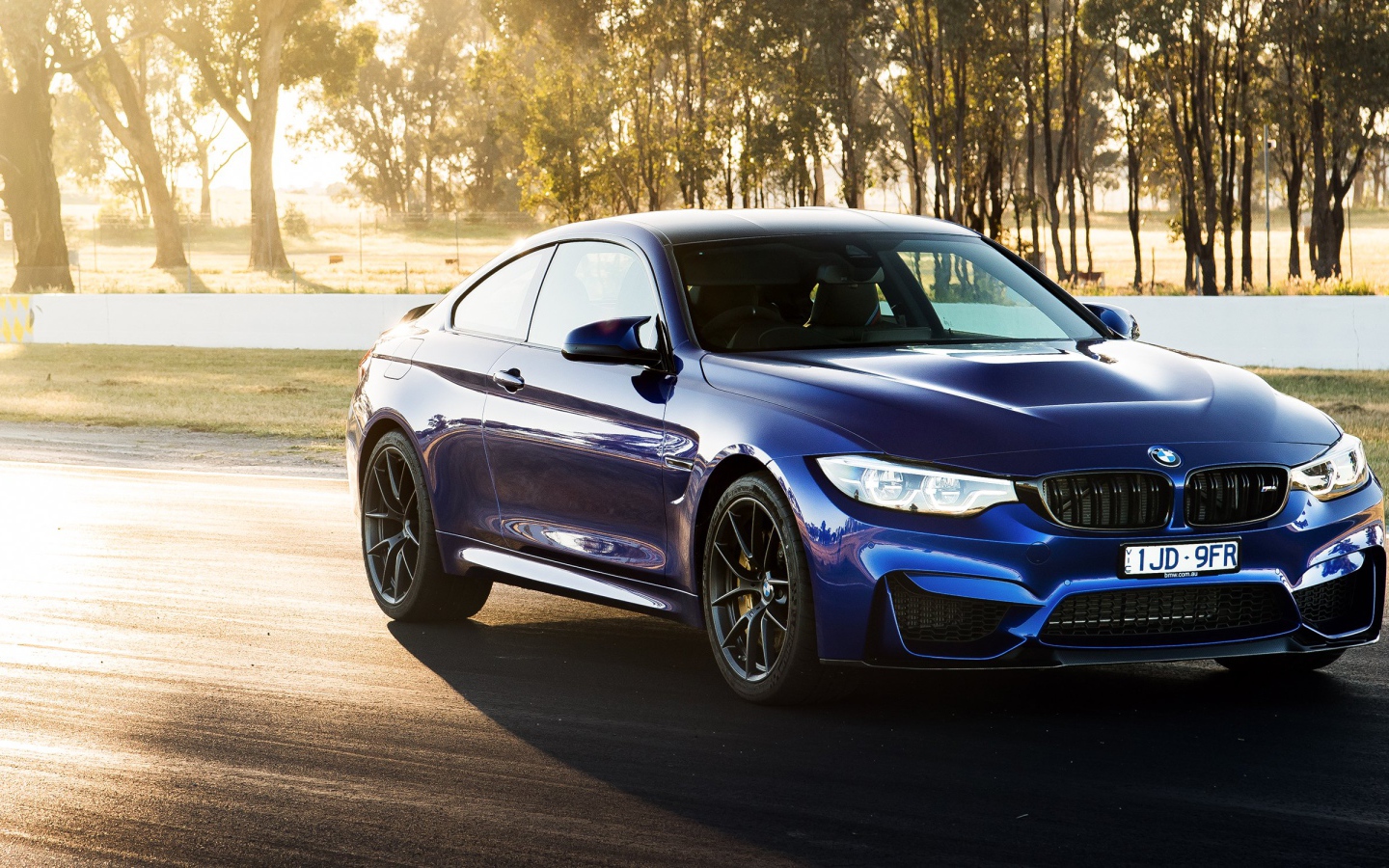 Синий автомобиль  BMW M4 CS, 2018