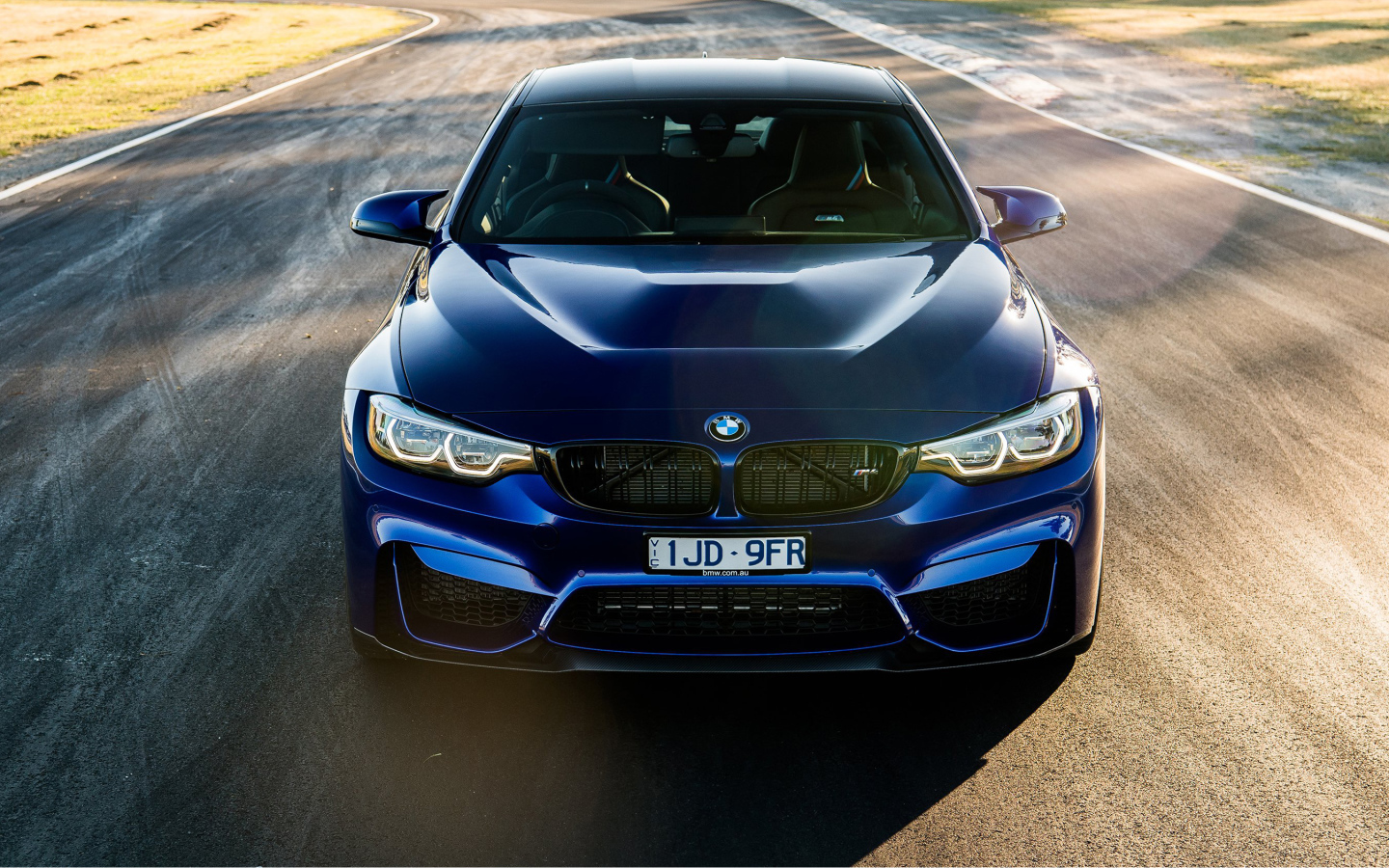 Синий стильный автомобиль BMW M4 CS, 2018 вид спереди
