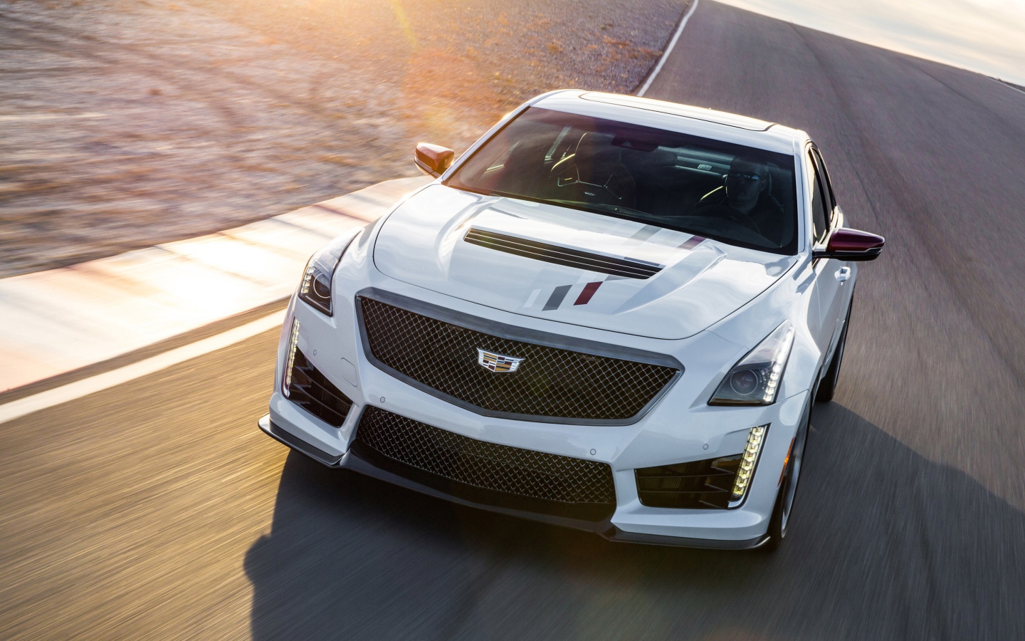 Белый автомобиль Cadillac CTS V, 2018