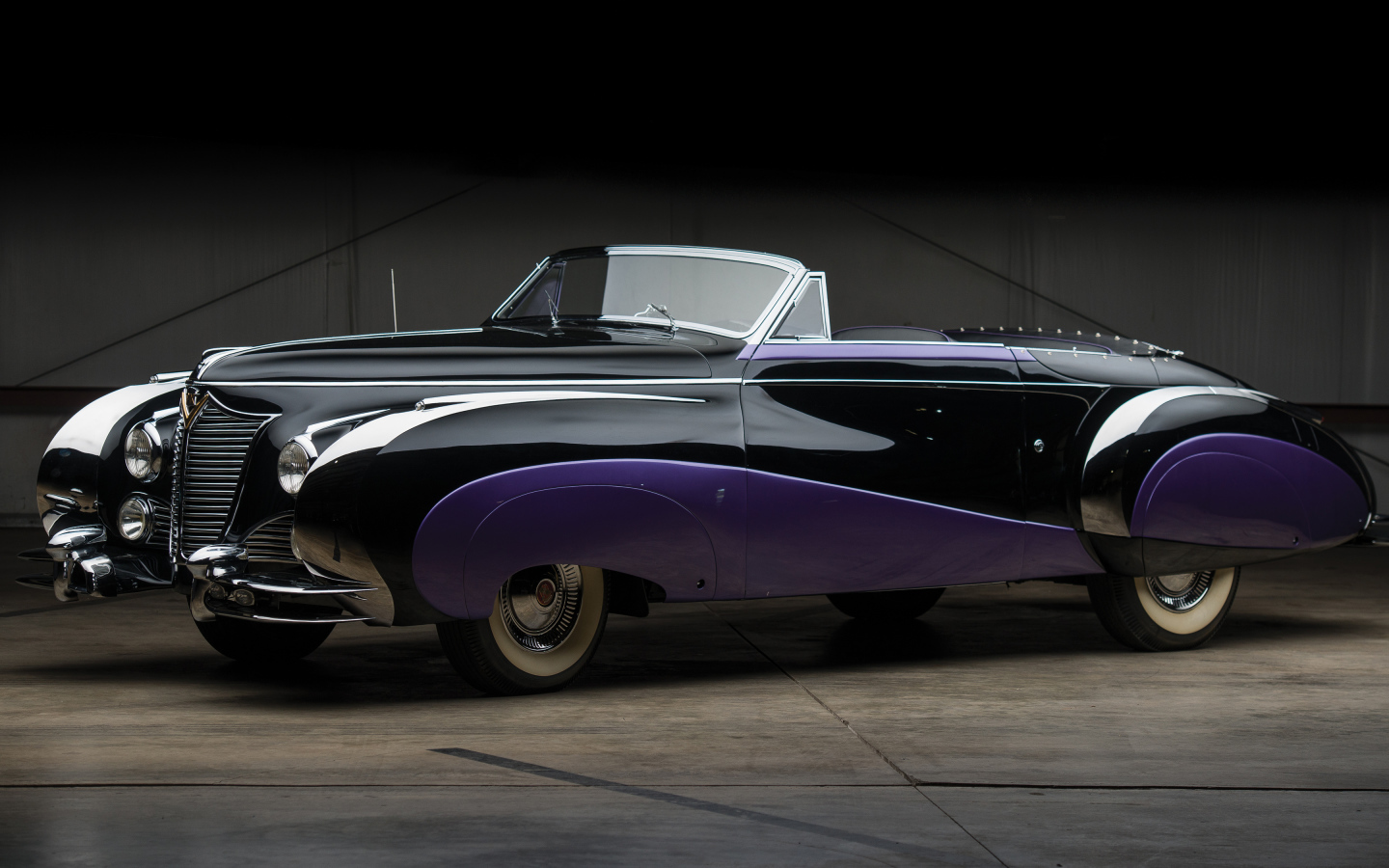 Стильный ретро автомобиль Cadillac Series 62 Classic Convertible