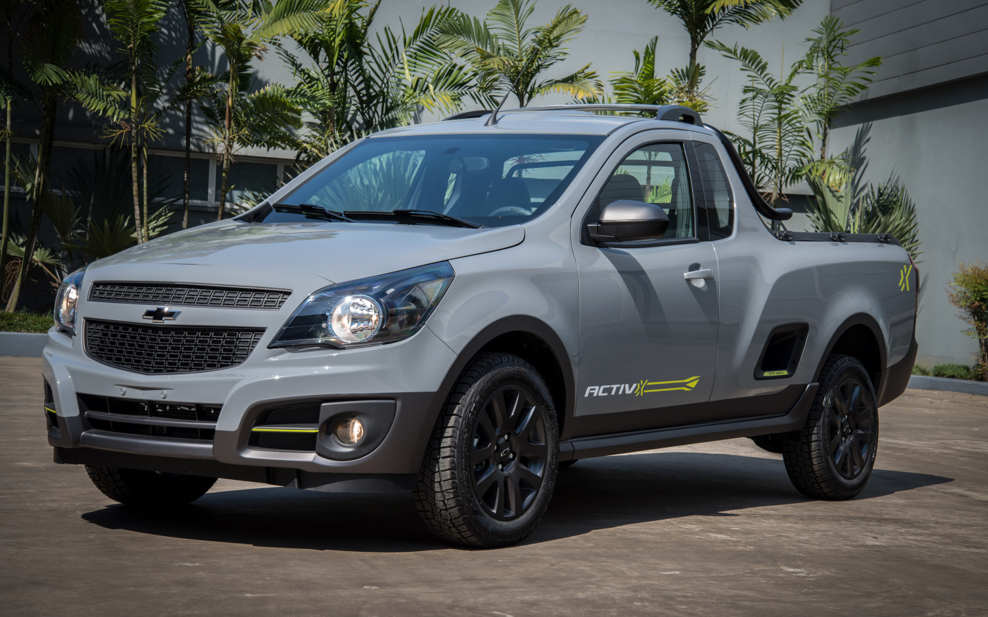 Серебристый пикап Chevrolet  Montana