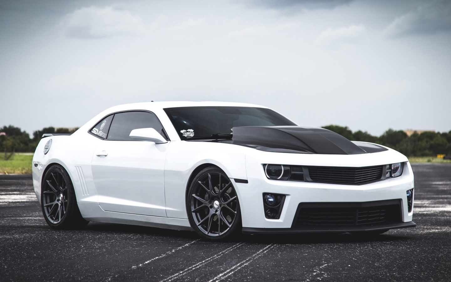 Белый спортивный автомобиль Chevrolet Camaro SS 