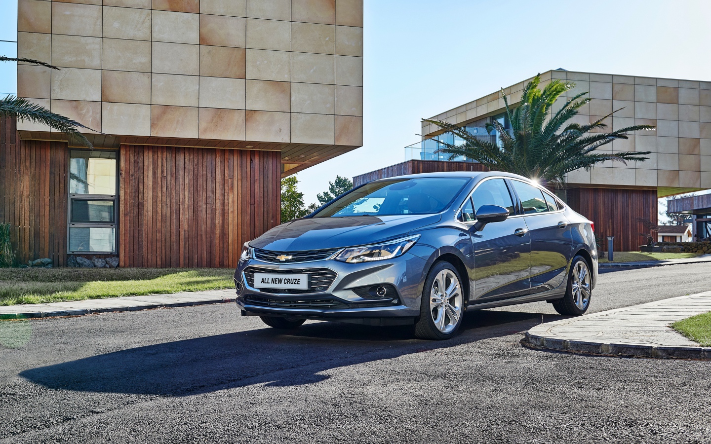 Автомобиль Chevrolet Cruze серебристого цвета 