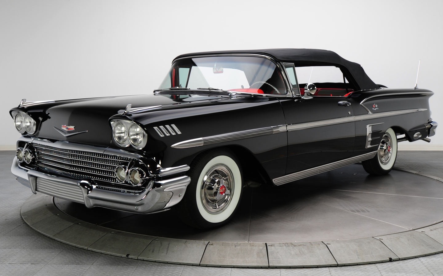 Черный ретро автомобиль Chevrolet Impala Convertible 1958