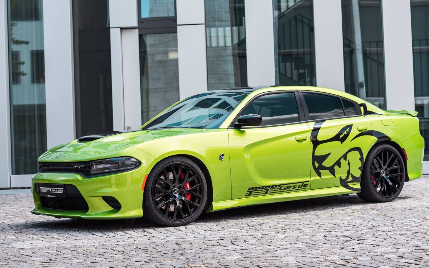 Зеленый автомобиль Dodge Charger SRT 