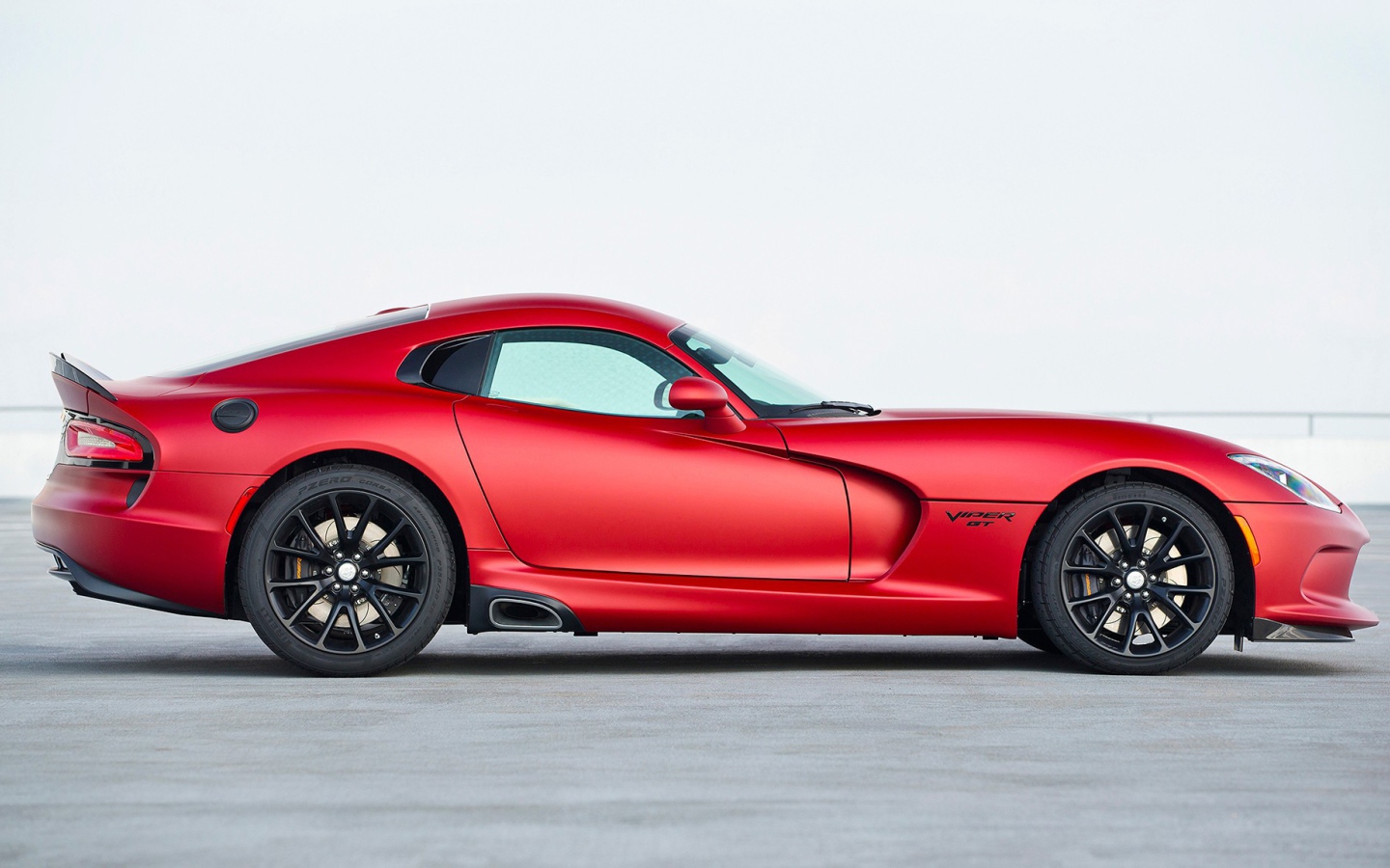 Красный спортивный автомобиль Dodge SRT Viper 