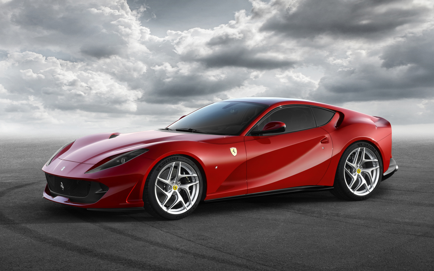 Бордовый спорткар Ferrari 812 Superfast, 2017 