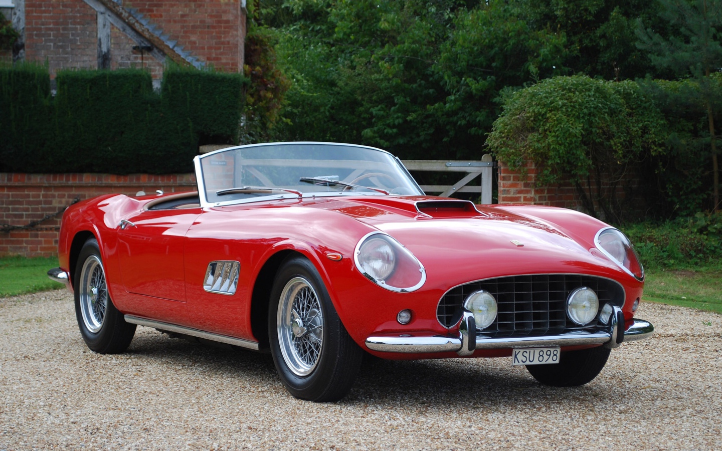 Ретро автомобиль кабриолет красного цвета Ferrari 250 Gt 