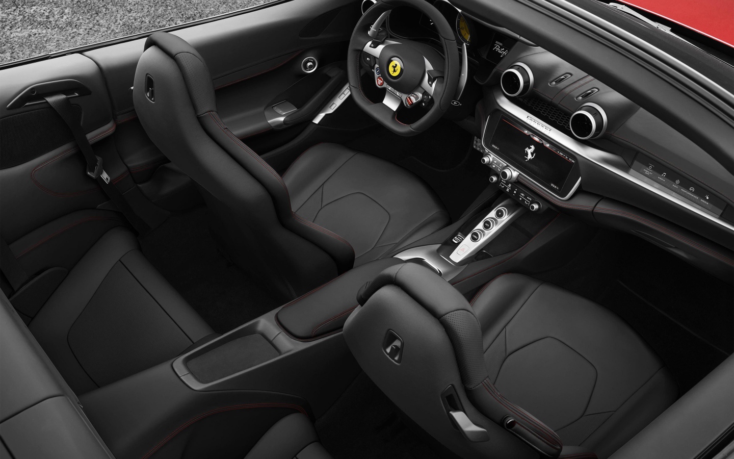 Черный кожаный салон автомобиля Ferrari Portofino, 2018
