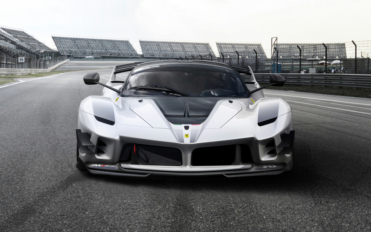 Гоночный автомобиль  Ferrari FXX-K Evo, 2018 на трассе