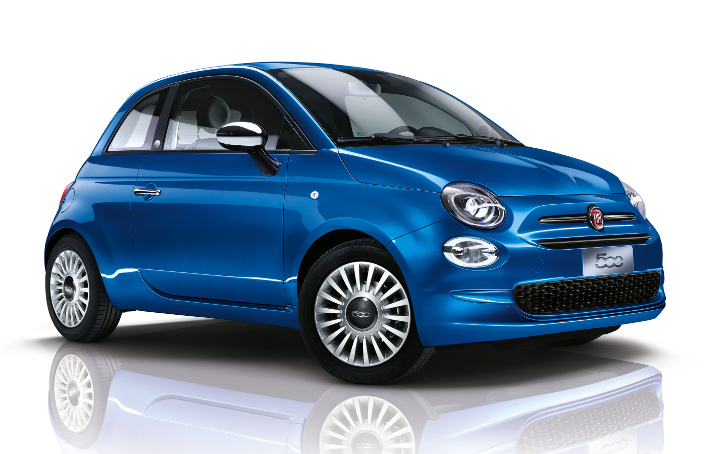Синий автомобиль Fiat 500 Mirror, 2018 на белом фоне
