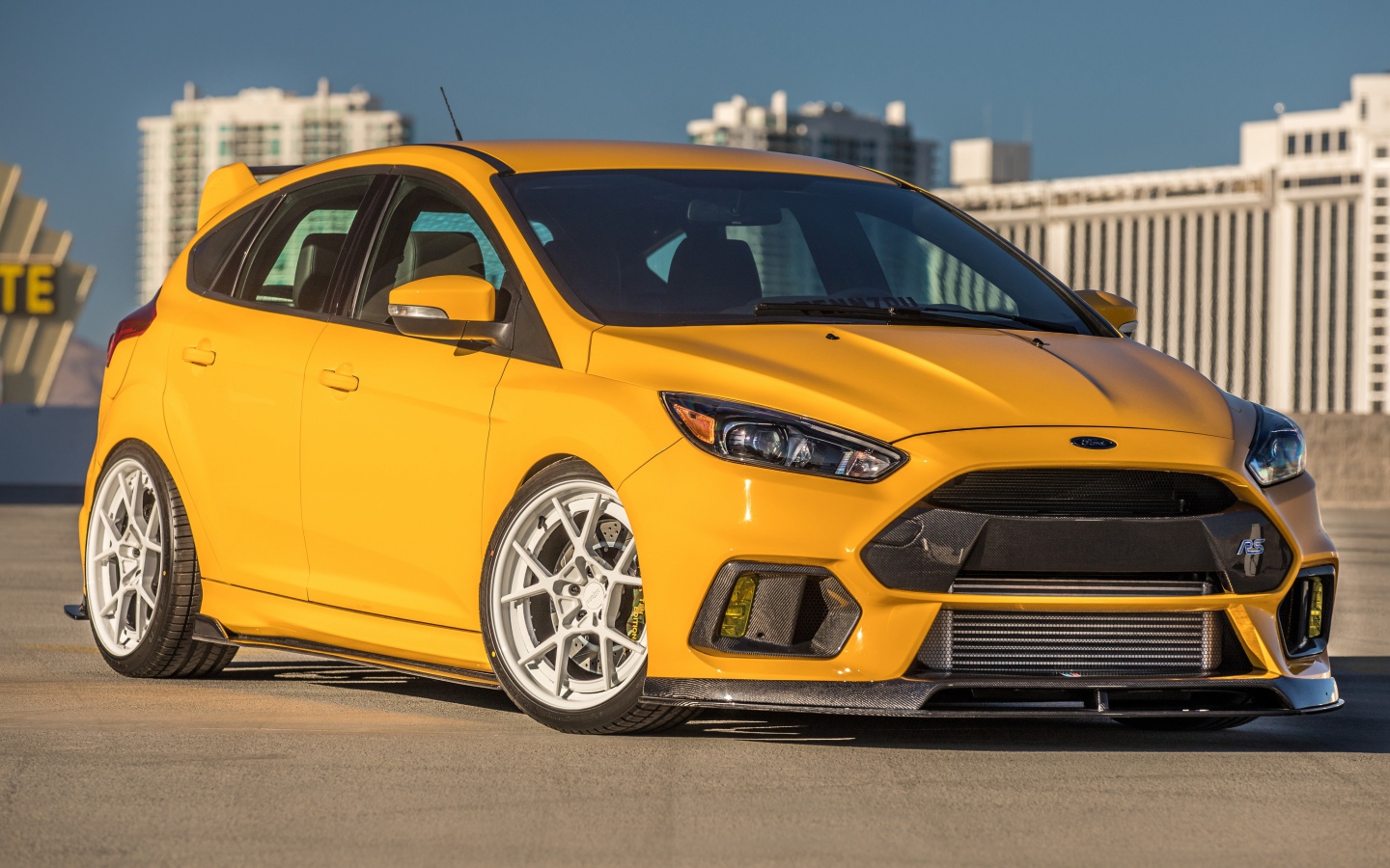 Оранжевый автомобиль Ford Focus RS