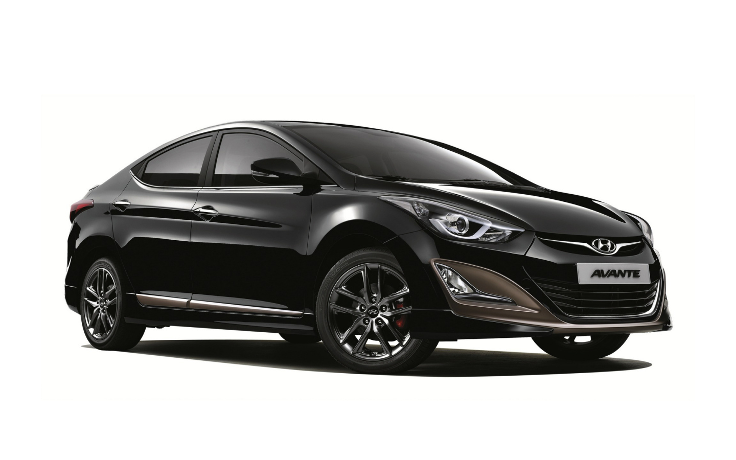 Черный автомобиль Hyundai Elantra на белом фоне