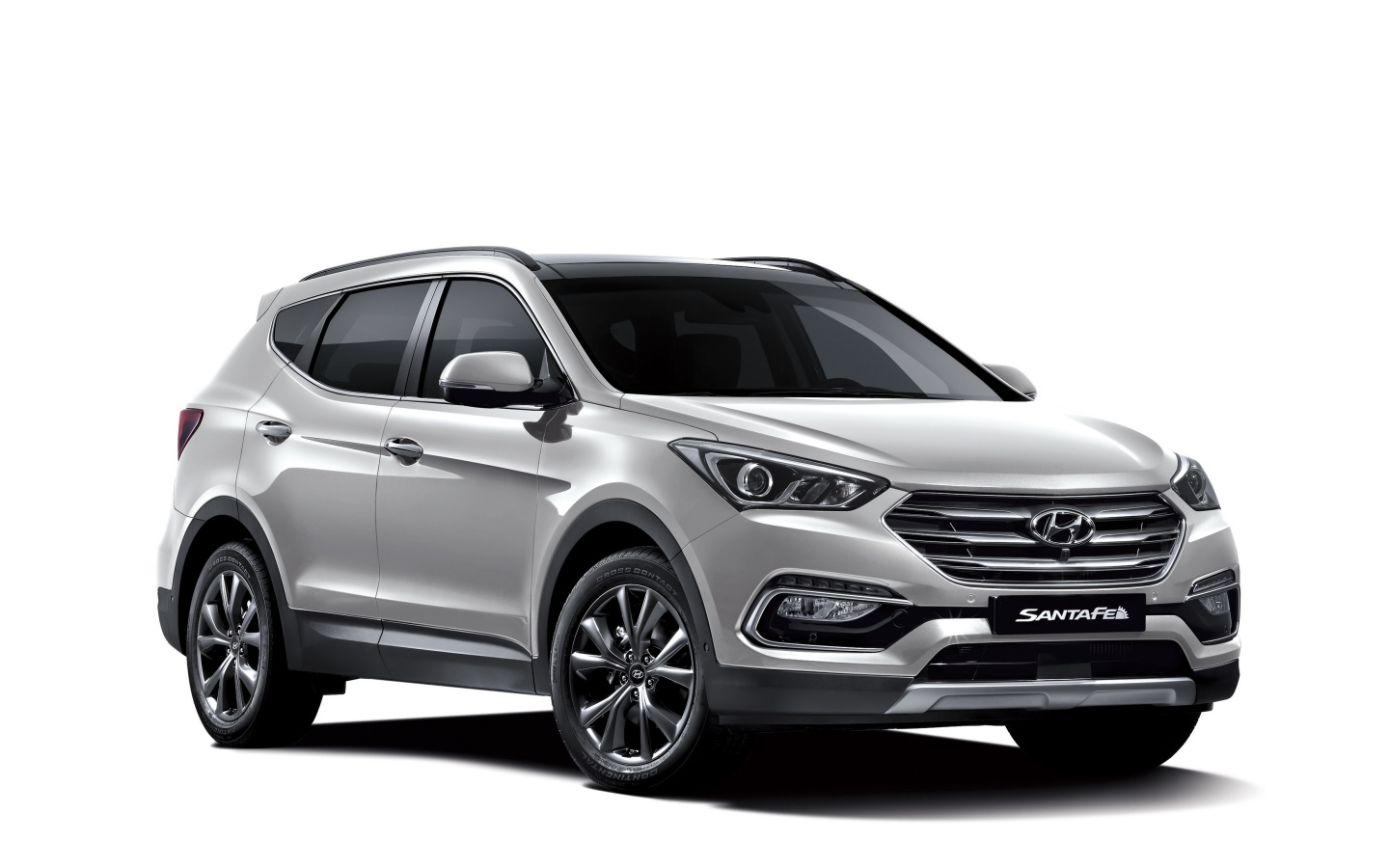 Серебристый автомобиль Hyundai Santa Fe  на белом фоне