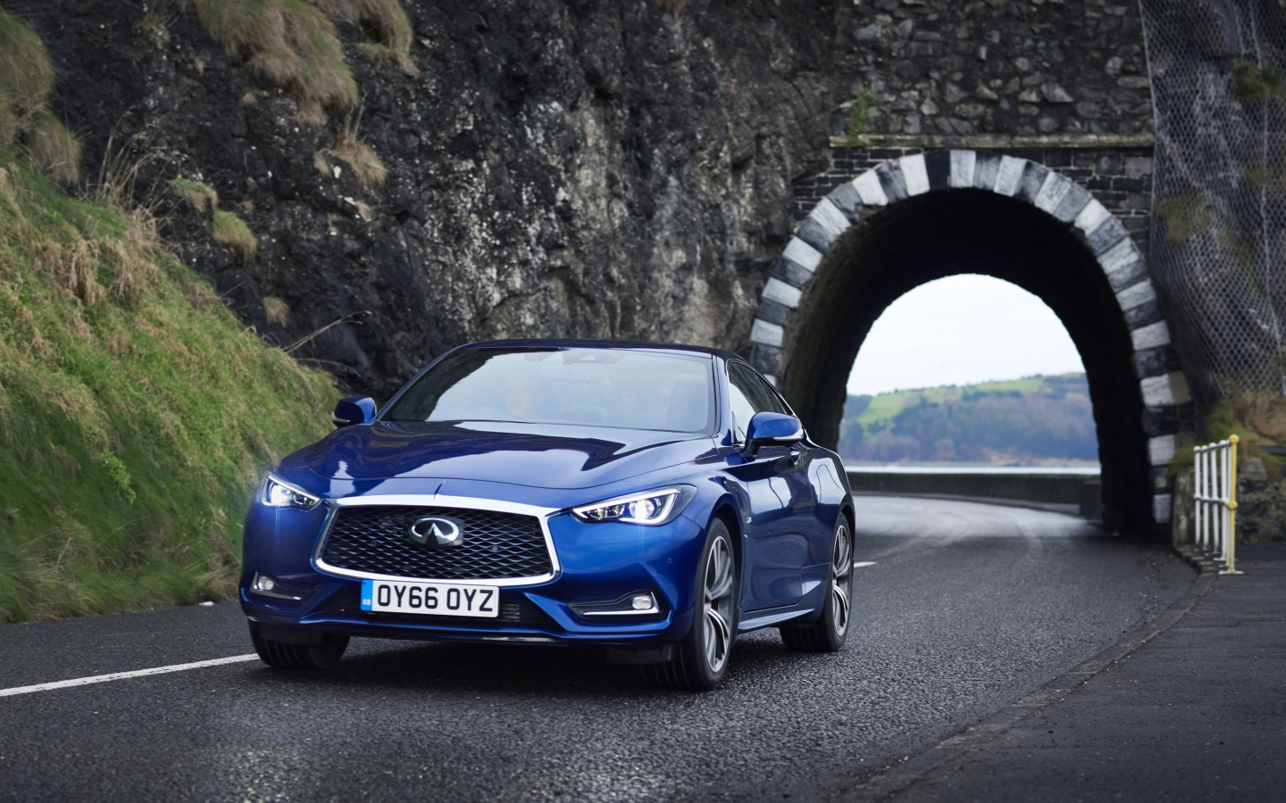 Синий автомобиль Infiniti Q60 выезжает из тоннеля 