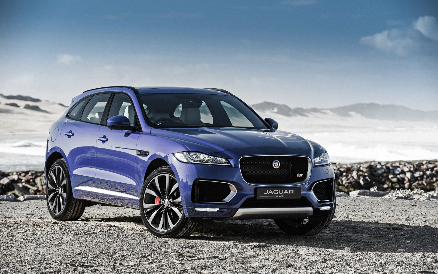 Спортивный кроссовер  Jaguar F-PACE, 2017 синего цвета 