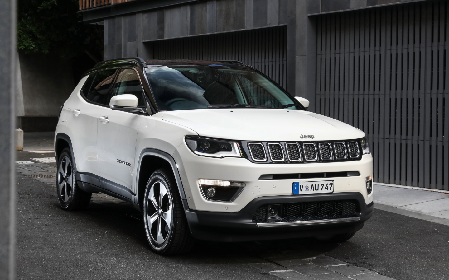 Белый автомобиль внедорожник  Jeep Compass Limited, 2018