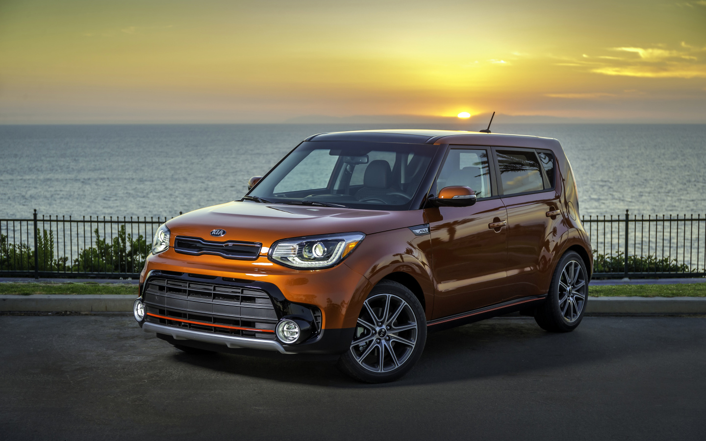 Оранжевый автомобиль KIA  Soul Turbo, 2017 