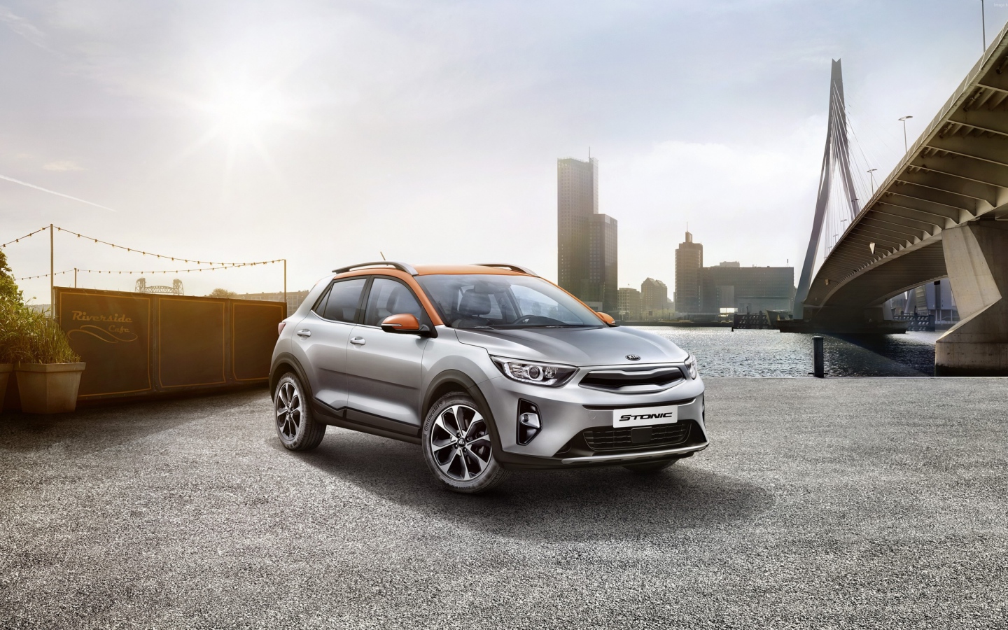 Серебристый кроссовер Kia Stonic, 2018  у воды