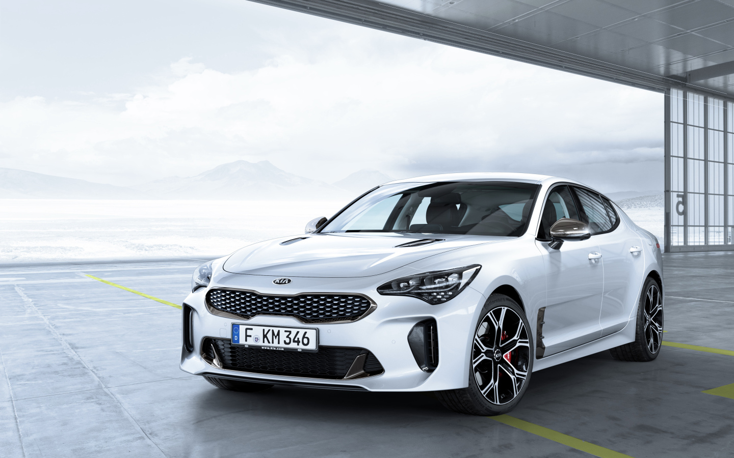 Белый автомобиль  Kia Stinger GT, 2017 