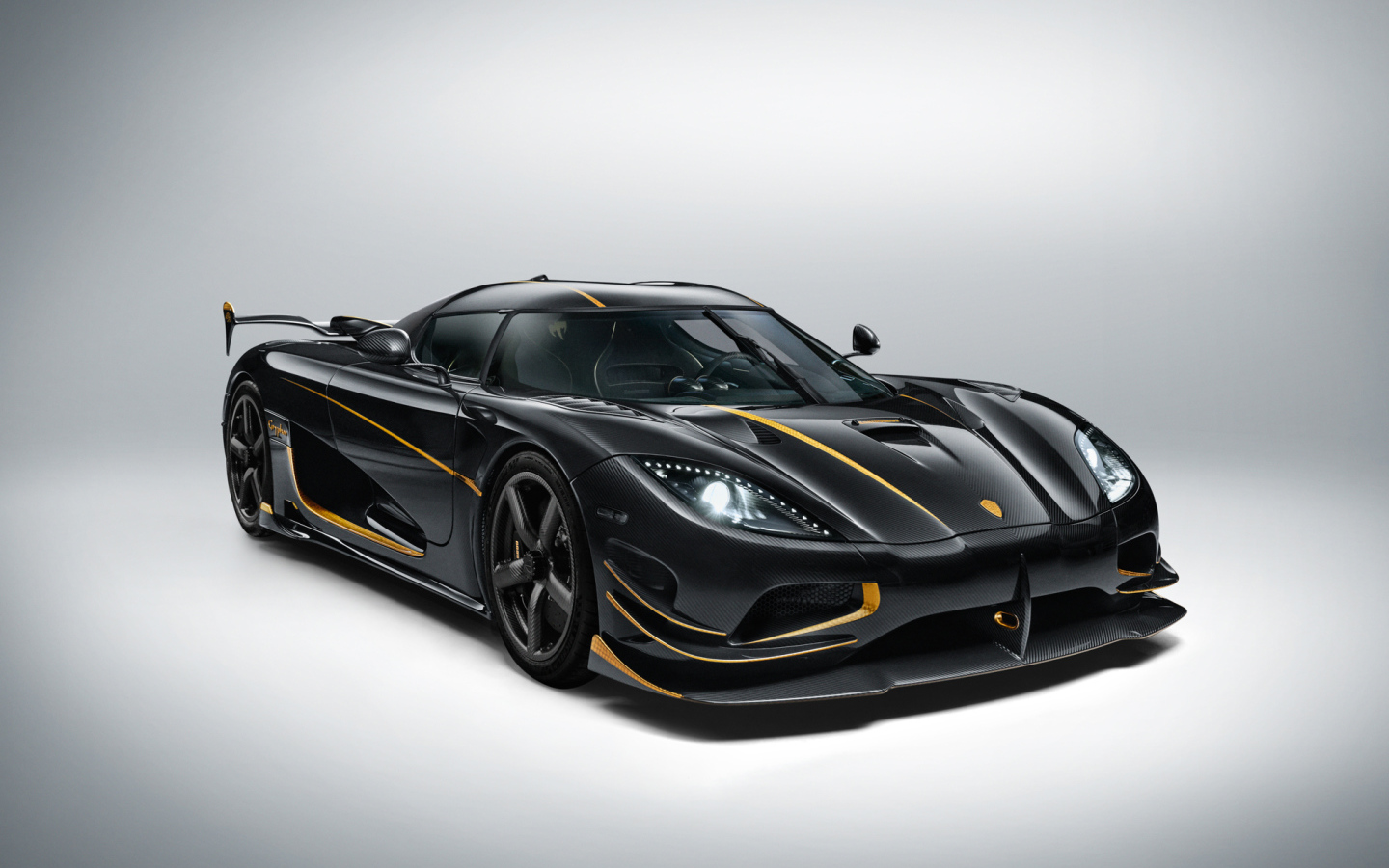 Черный спорткар  Koenigsegg Agera RS Gryphon на сером фоне 
