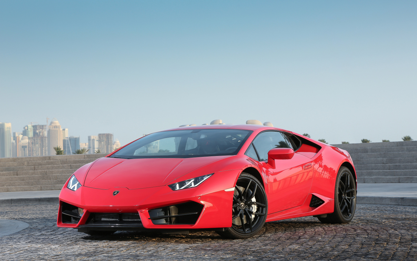 Красный спортивный автомобиль Lamborghini Huracan