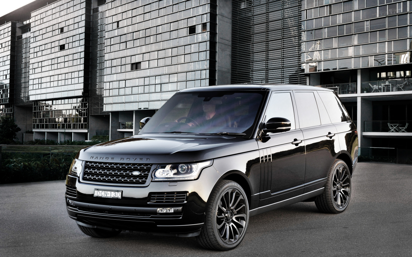 Красивый черный автомобиль Land Rover Vogue