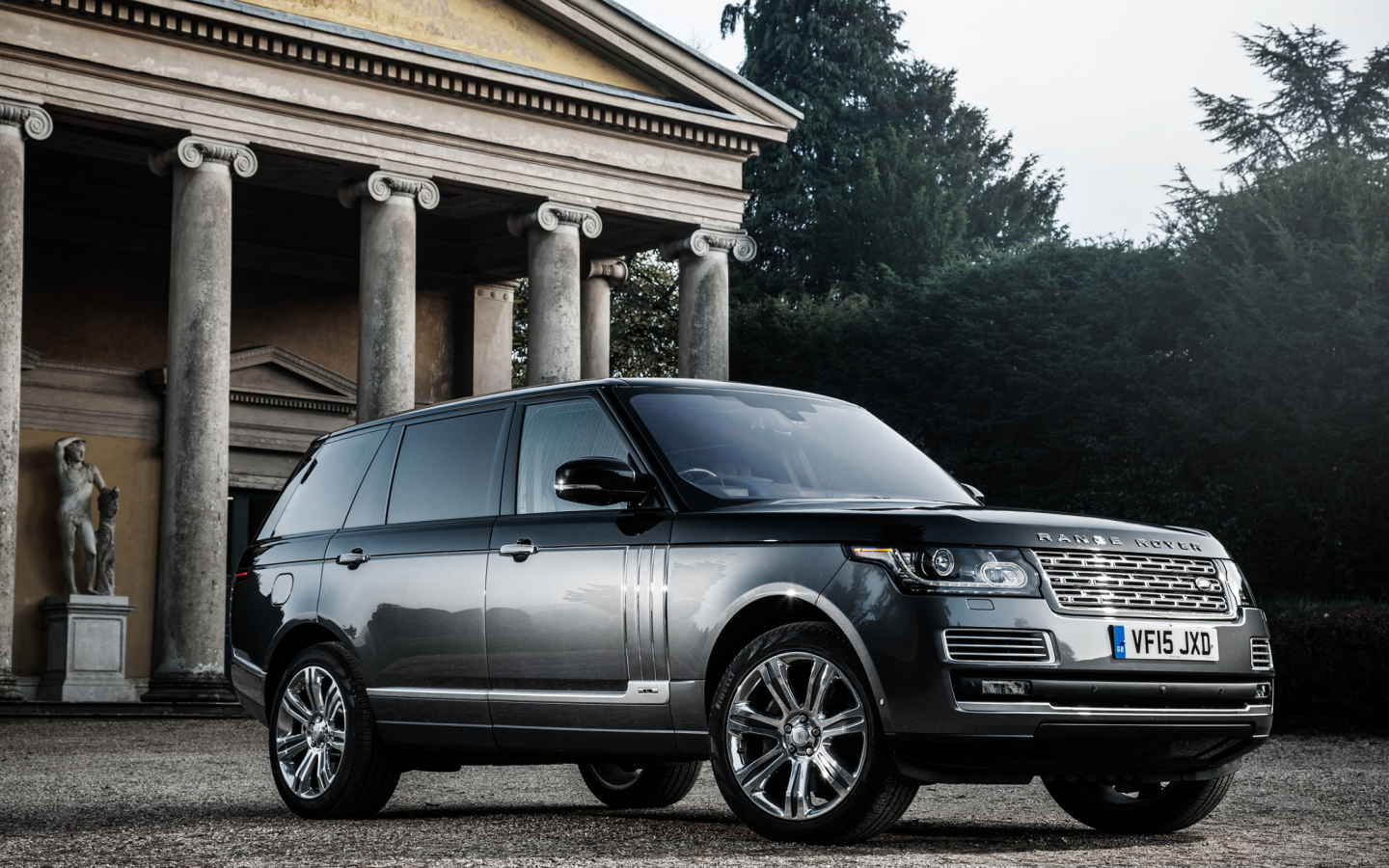 Серебристый стильный внедорожник Range Rover 
