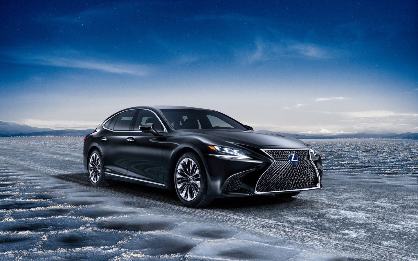 Автомобиль  Lexus LS 500h на скользкой трассе 