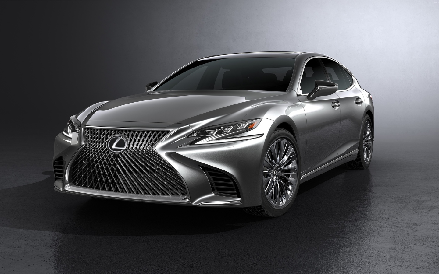 Серебристый автомобиль Lexus LS на сером фоне