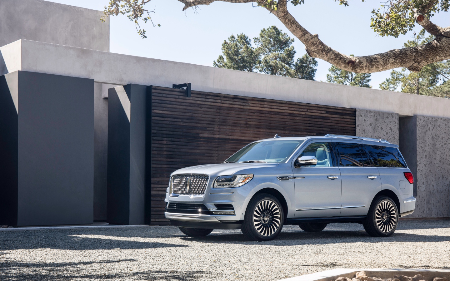 Серебристый автомобиль внедорожник Lincoln Navigator, 2017