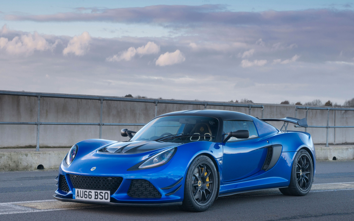 Автомобиль Lotus Exige Sport 380, синий металлик 