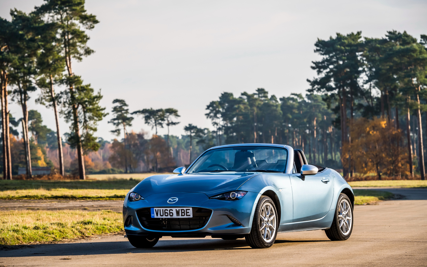 Голубой кабриолет Mazda MX-5 Arctic, 2017 