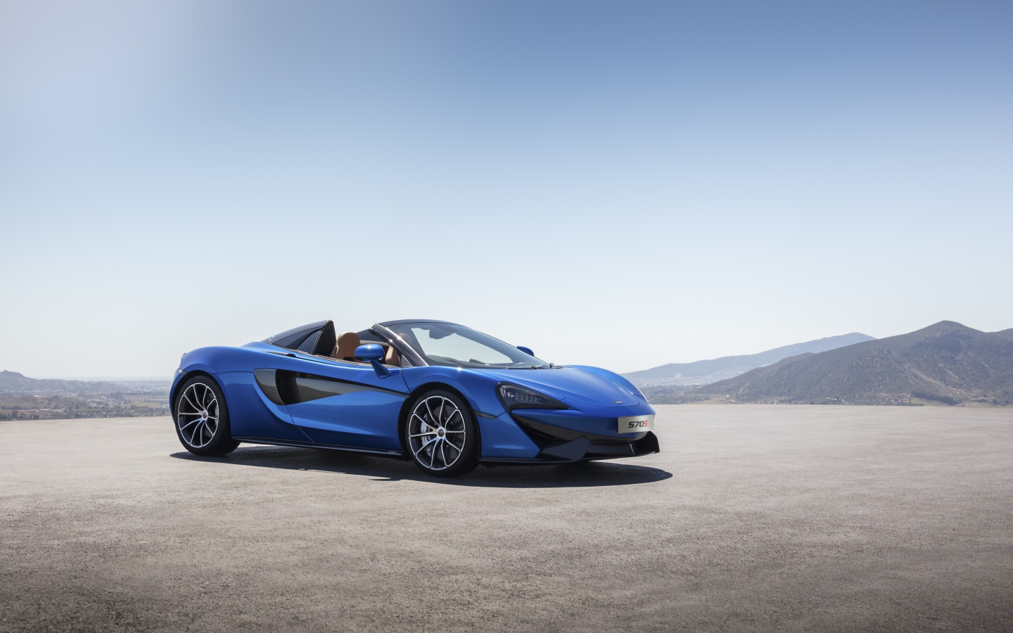 Синий спортивный автомобиль  McLaren 570S Spider, 2018
