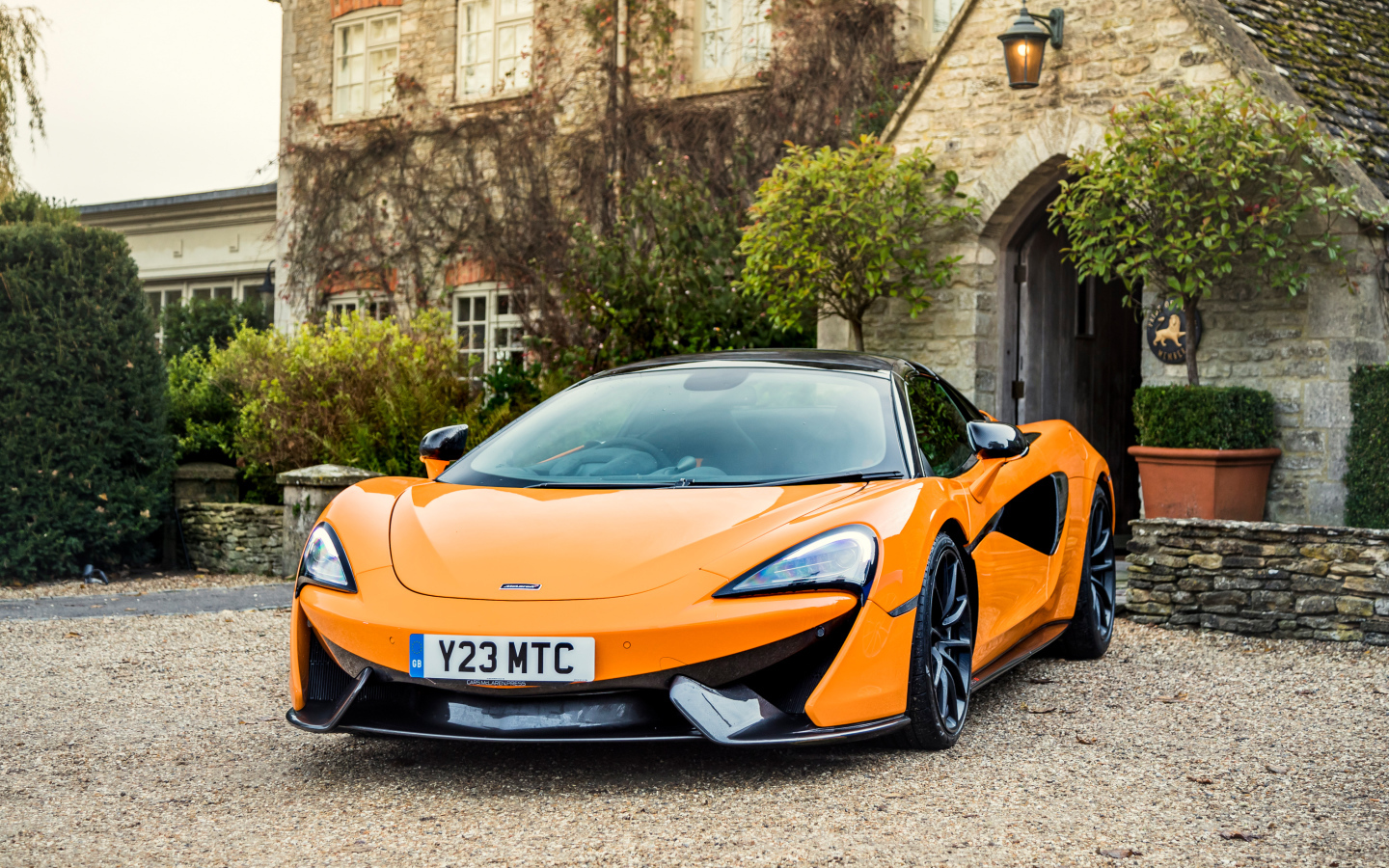 Оранжевый стильный спорткар McLaren 720S, 2017